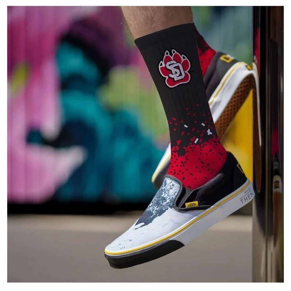 For Bare Feet NCAA Mens Spray Zone Crew Sock NCAA South Dakota Coyotes Size LG